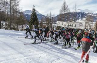 Startsituation bei einem Skitourenrennen in den Alpen mit vielen Teilnehmenden.