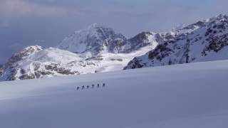 Tourengeher*innen im Gebirge