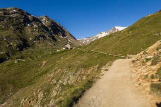 Weg zur Martin-Busch-Hütte mit Berglandschaft