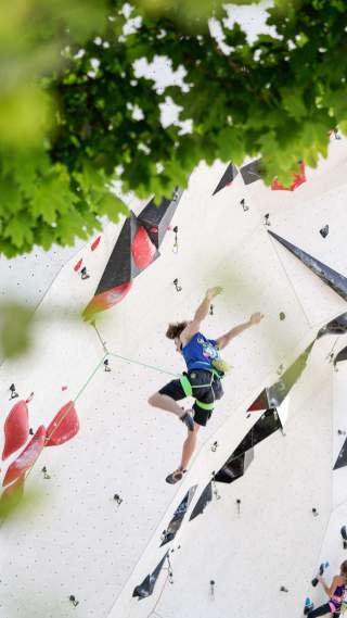 Kletterer stürzt im Überhang