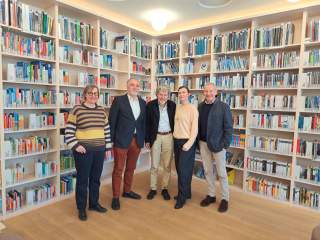 Friederike Kaiser, Roland Stierle, Reinhold Messner, Diane Messner und Herbert Henzler stehen vor einem Bücherregal.