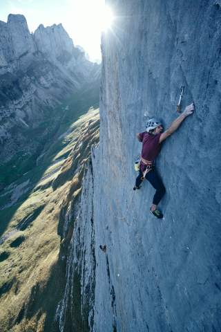 Kletterer in steiler Felswand