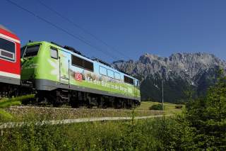 Zug fährt Richtung Berge