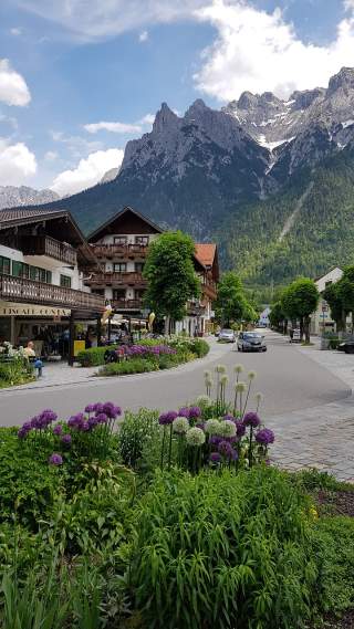 Die Ortschaft Mittenwald, im Hintergrund sieht man einen bewaldeten Berghang.