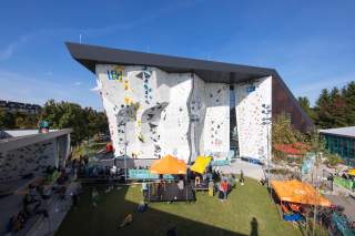 Luftaufnahme des Außenbereichs bei der Deutschen Meisterschaft im Kletterzentrum Augsburg