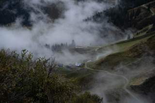Blick bergabwärts Richtung Almen und Gasthäuser.