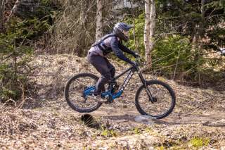 Mountainbiker mit Rückenprotektoren und Downhill-Helm