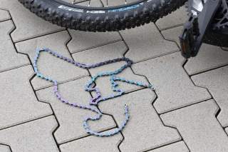 Fahrradkette liegt auf dem Boden