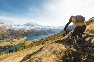 Mountainbiker auf einem Singletrail oberhalb von St. Moritz