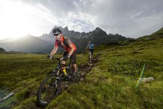 Zwei Menschen auf Mountainbikes in den Bergen