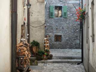 Dorfgasse mit alten Steinhäusern.