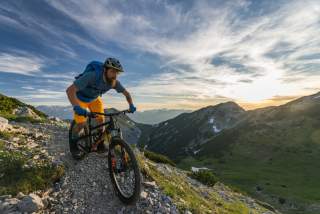 Ein Mountainbiker in der Abfahrt am Berg.