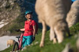 Mountainbikerin am Berg