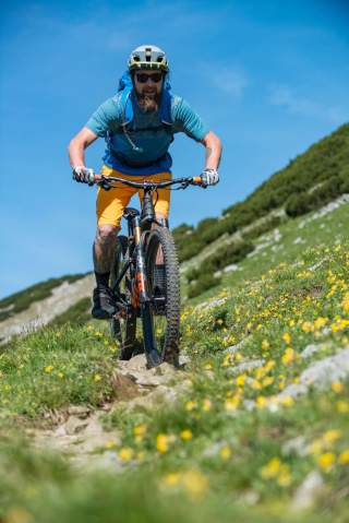 Mountainbiker auf schmalem Bergweg