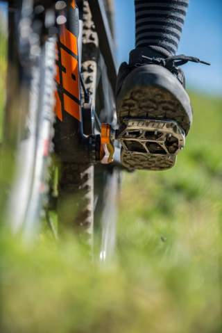 Zoom auf Mountainbike-Pedale und Fuß