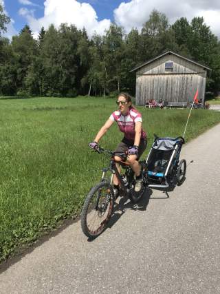 Mountainbiken mit Kinderanhäger