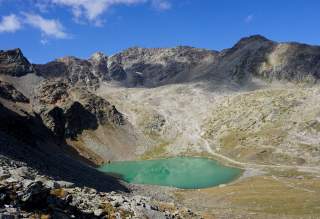 Türkisgrüner Bergsee in den Alpen