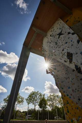 Kletterhalle Außenwand mit Sonnenschein