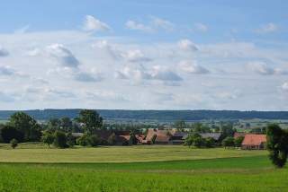 Ausblick auf Felder und Dorf