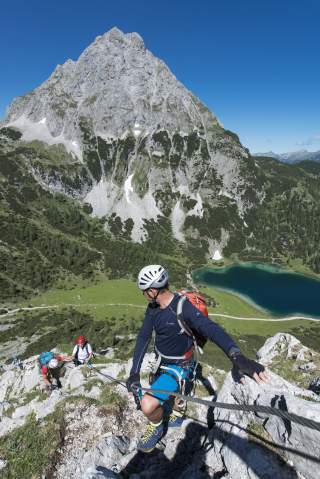 Personen im Klettersteig, im Hintergrund der Seebensee.