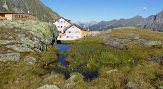 Die Neue Regensburger Hütte (2286 m) in den Stubaier Alpen in  Tirol, Österreich