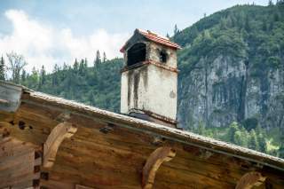Nahaufnahme Schornstein eines alten Almgebäudes