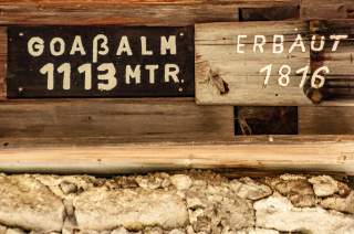 Schild der Goaßalm, erbaut 1816.