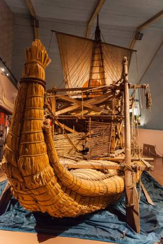 Altertümliches Schiff aus Schilfrohr