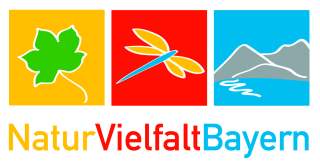 Dreigeteiltes Logo: grünes Ahornblatt auf gelbem Grund, gelbe Libelle auf rotem Grund, graue Berge auf blauem Grund.