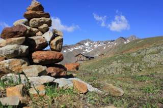 Steinmandl vor Berghütte