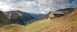 Berghütte in alpiner Landschaft