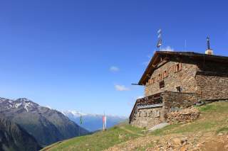 Steinerne Berghütte mit Aussicht