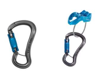 links im Bild ein vom Rückruf betroffener Karabiner, rechts im Bild der gleiche Karabinertyp in einem Beispiel für den Abverkauf im Set mit einem Sicherungsgerät