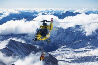 Hubschrauberrettung in den winterlichen Alpen