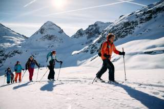 Gruppe auf Skitour im Sonnenschein