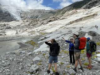 Gruppe von Wandernden vor Gletscher