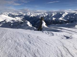 Blick über schneebedeckte Gipfel