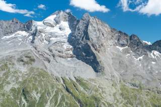 Westseite des Olperers, auf einem Absatz erkennt man die Geraer Hütte.