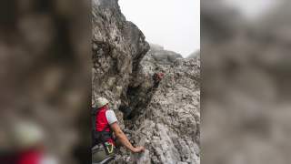Zwei Bergsteiger in Felswand