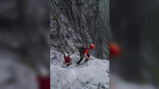 Zwei Menschen steigen Berg hinauf