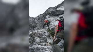 Zwei Menschen in alpinem Berggelände