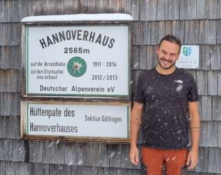 Niklas vor dem Hüttenschild des Hannoverhaus.