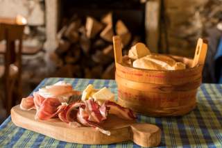 Tisch gedeckt mit Brotzeit