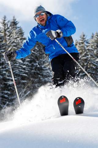 Mann beim Skifahren