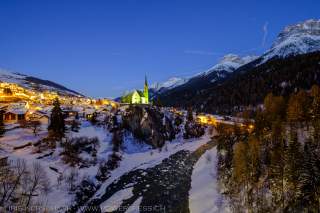 Bergdorf Scuol bei Nacht
