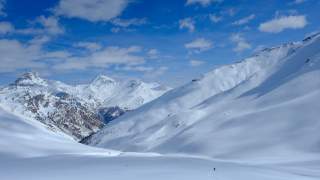Mensch auf Skiabfahrt in tief verschneiter Landschaft