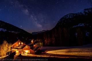 Hof bei Nacht in winterlicher Landschaft