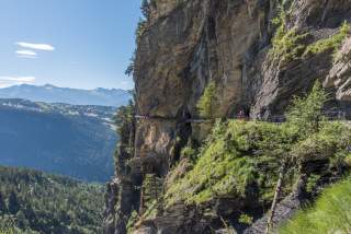 Wanderweg entlang senkrechter Felswände
