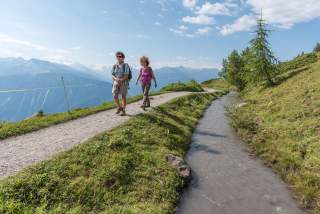 Zwei Menschen wandern am Berg an Bächlein
