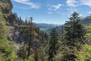 Lange Hängebrücke in Berglandschaft
